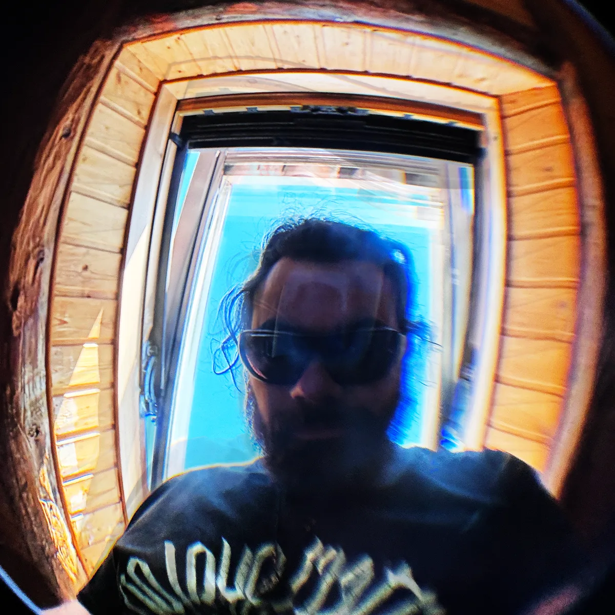 Retrato de DENSO con gafas de sol, en ojo de pez